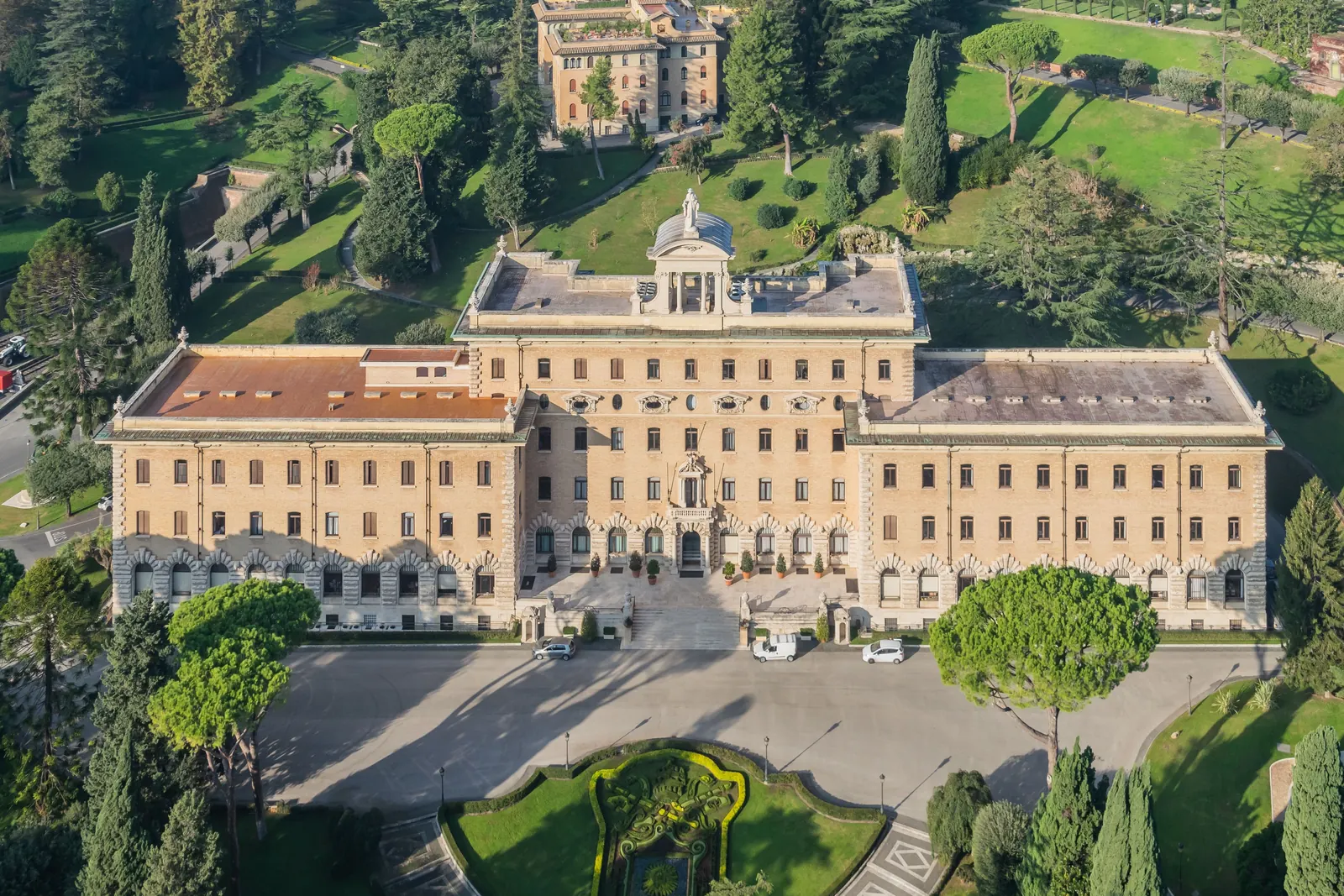 Le palais du Gouvernorat, siège de l'administration de l'État de la Cité du Vatican, vu depuis la coupole de Saint-Pierre.