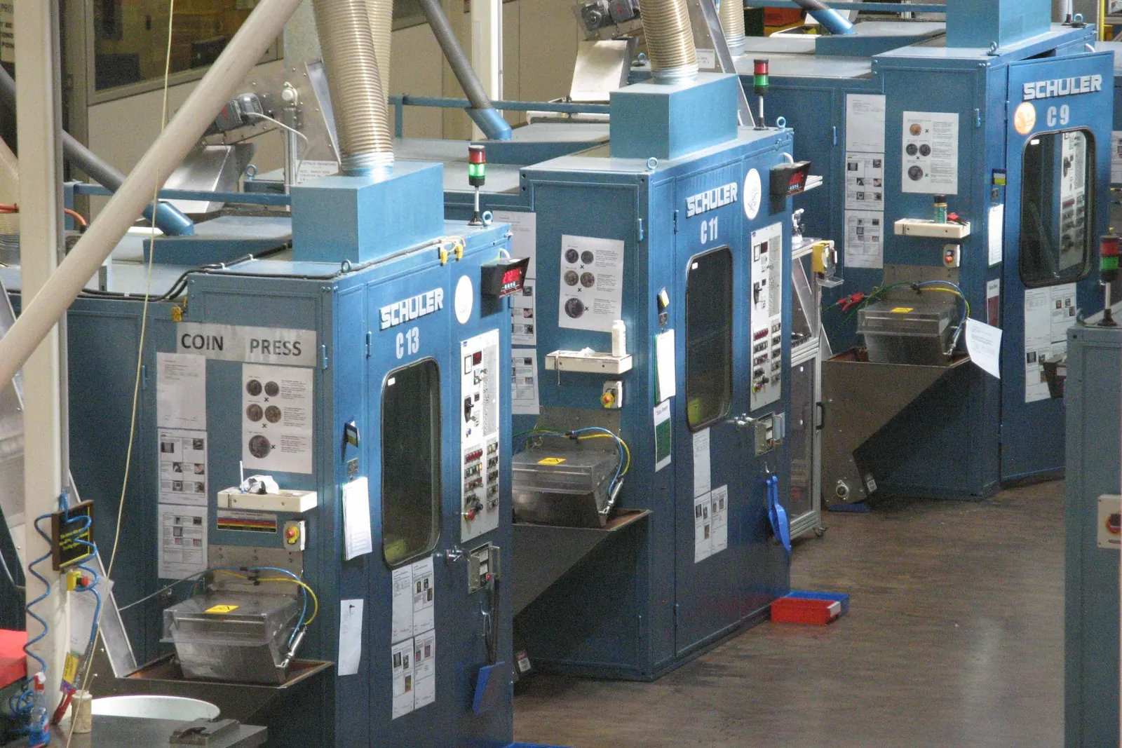 Presses monétaires de la Royal Australian Mint, à Canberra : le tirage est le nombre de pièces frappées pour une émission.