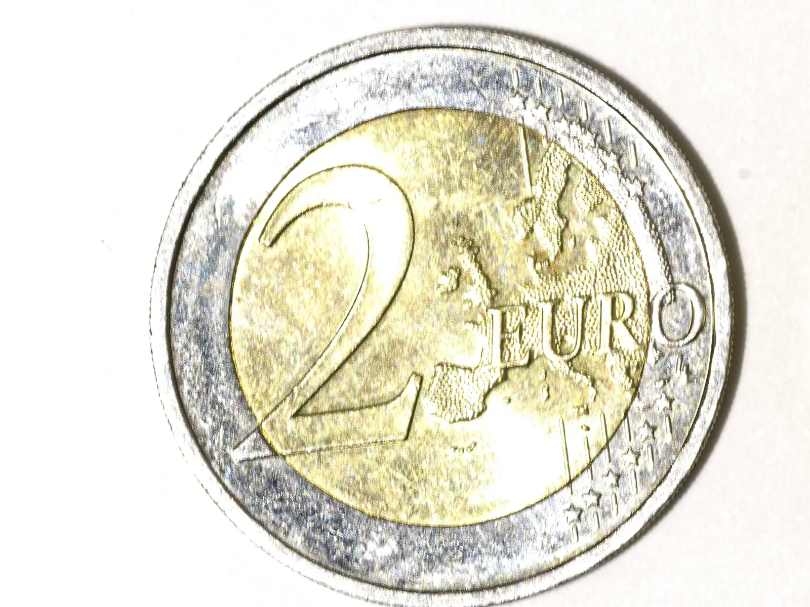 Face commune d'une pièce de 2 € (carte du modèle 2007), la même que sur la 2 € Monaco, château du Rocher ; photo d'une autre pièce de 2 €