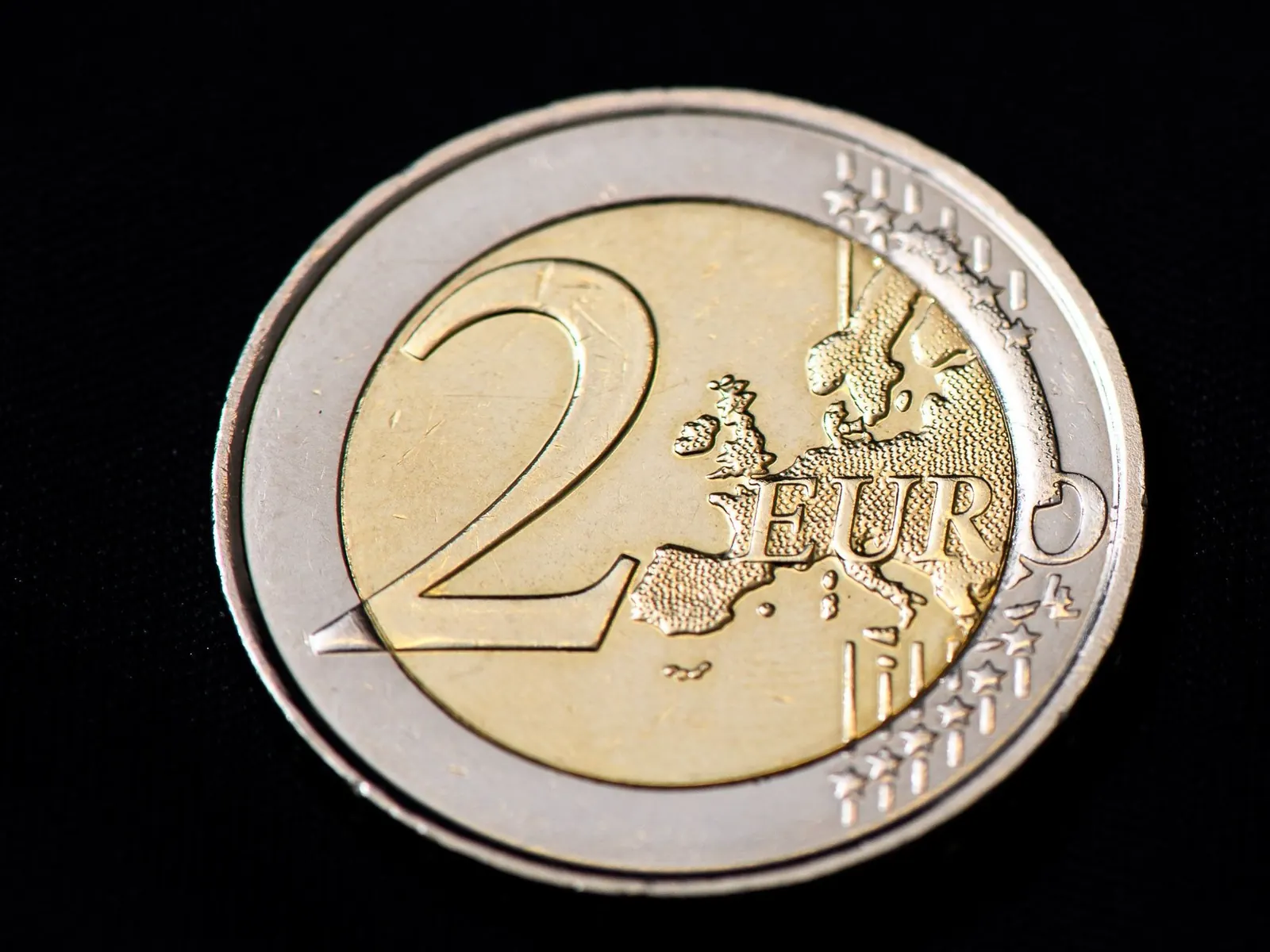 Face commune d'une pièce de 2 € (carte du modèle 2007), la même que sur la 2 € Vatican, Sede vacante ; photo d'une autre pièce de 2 €