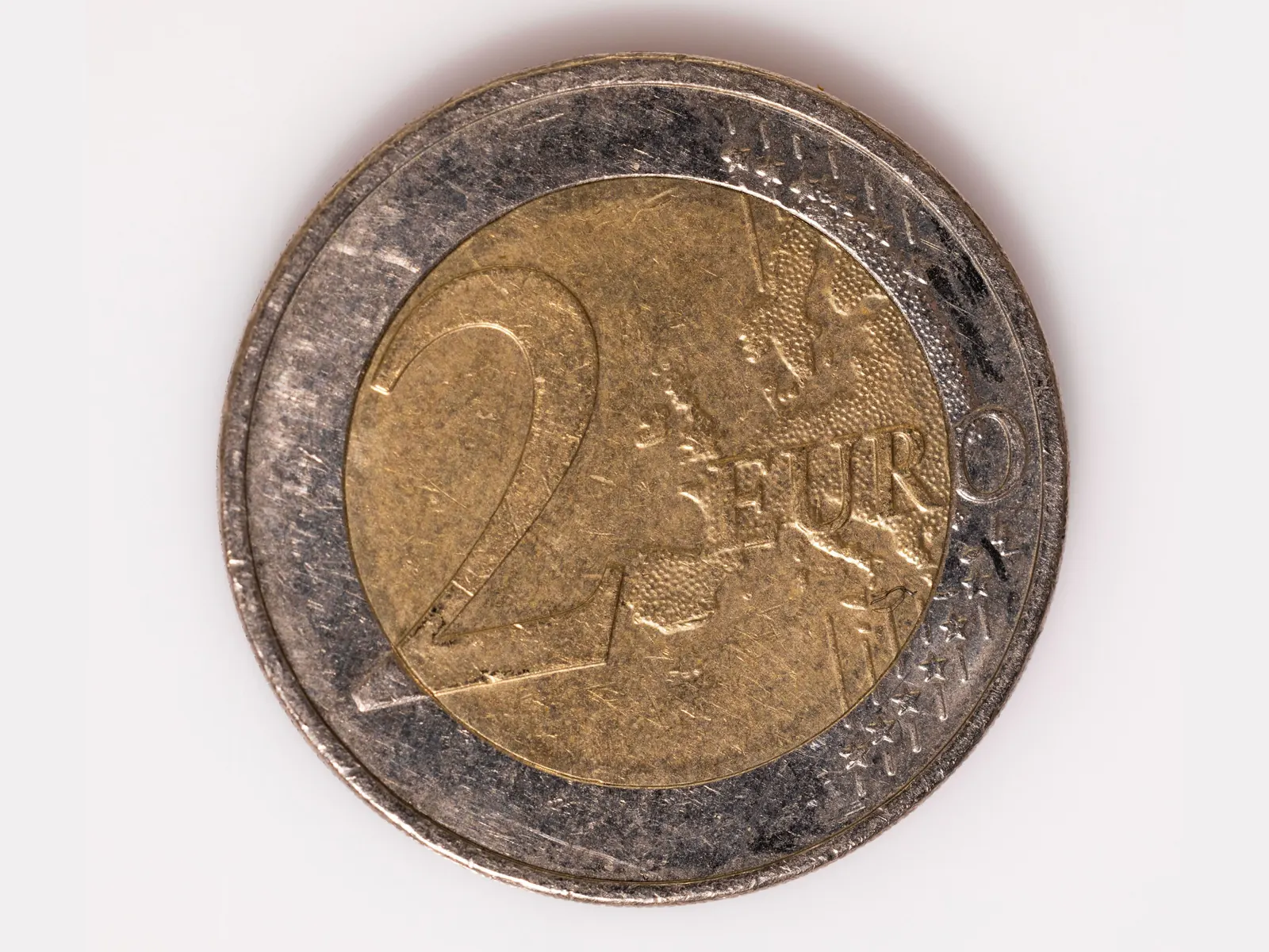 Face commune d'une pièce de 2 € (carte du modèle 2007), la même que sur la 2 € Monaco Grace Kelly ; photo d'une autre pièce de 2 €