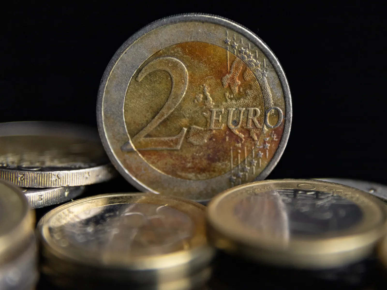 Face commune d'une pièce de 2 € (carte du modèle 2007), la même que sur la 2 € Chypre, 20 ans dans l'UE ; photo d'une autre pièce de 2 €