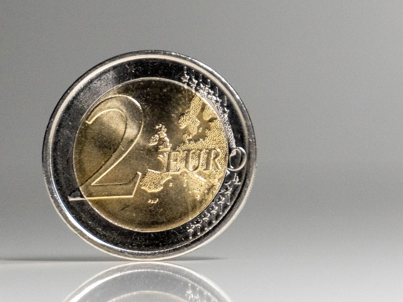 Face commune d'une pièce de 2 € (carte du modèle 2007), la même que sur la 2 € Saint-Marin, Ghirlandaio ; photo d'une autre pièce de 2 €