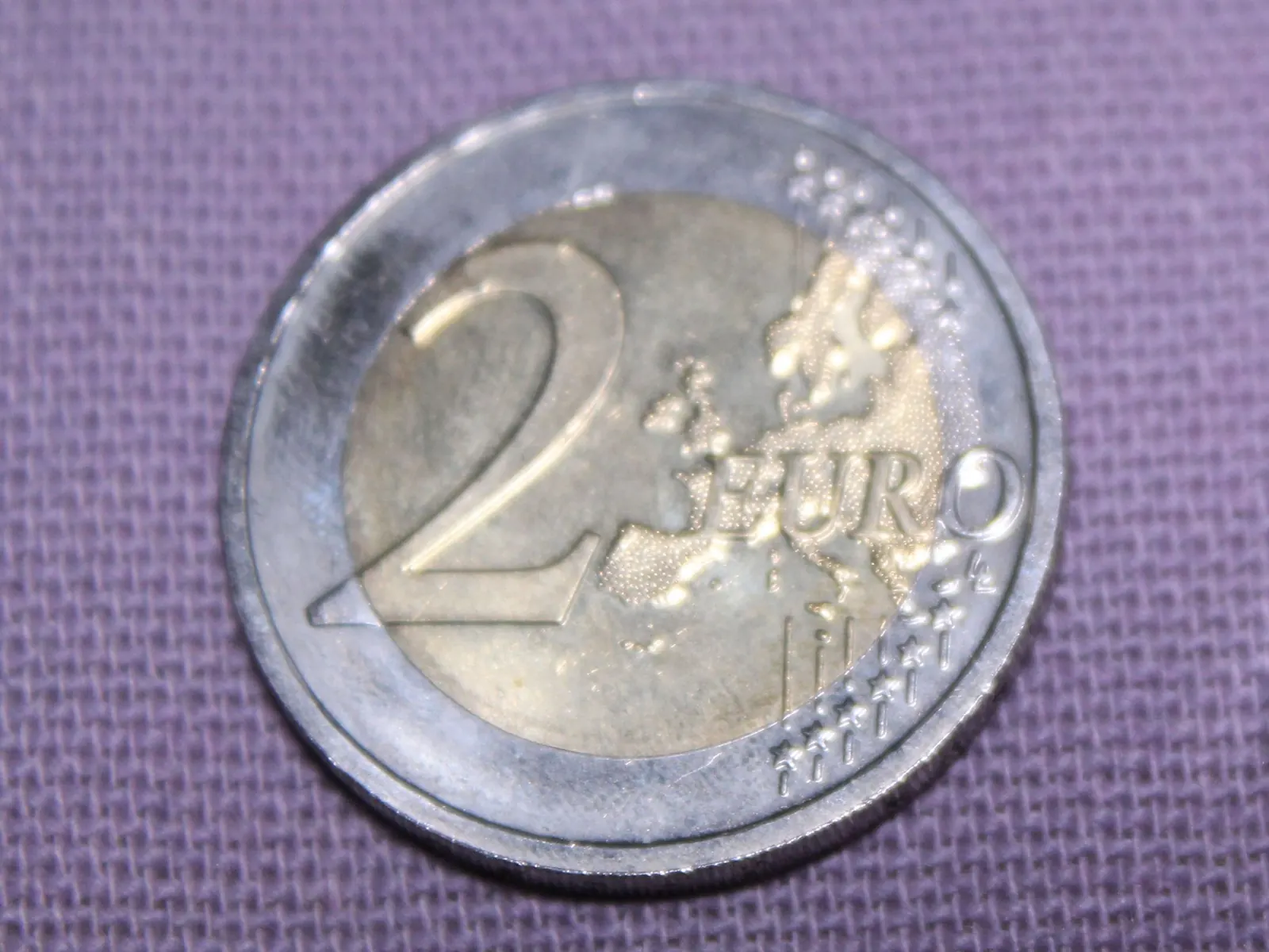 Face commune d'une pièce de 2 € (carte du modèle 2007), la même que sur la 2 € Andorre, Coupe du monde de ski ; photo d'une autre pièce de 2 €